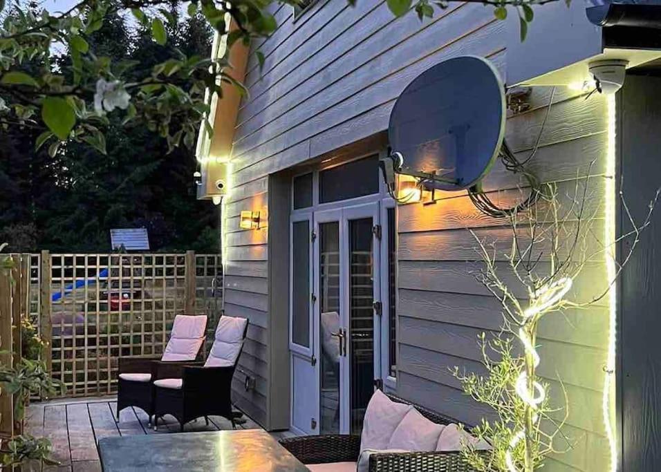 The Bird House - Coastal Lodge In Lovely Forest Setting Nr. Kinsale Cork Kültér fotó
